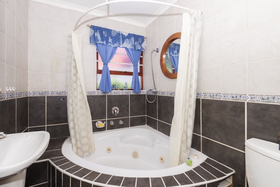 2 Bedroom Property for Sale in Skiathos Western Cape